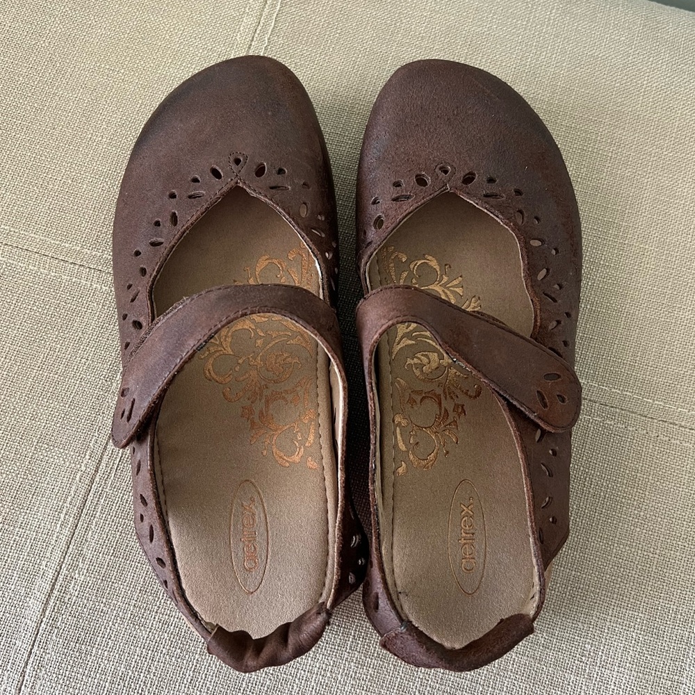 Aetrex Casual Shoe - Picture 2 of 6